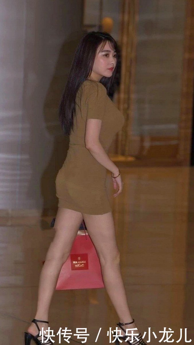 婴儿肥小姐姐一件香槟连衣裙,这女人你爱了吗?