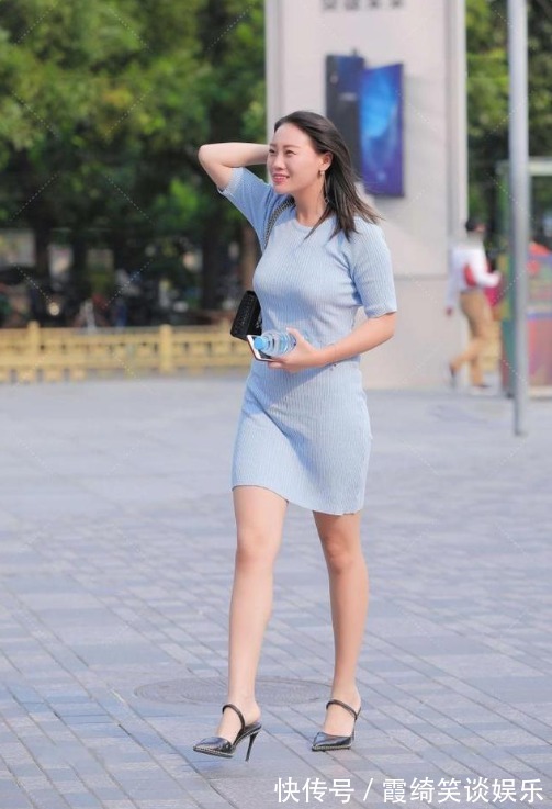 高跟鞋|浅蓝色连衣裙清新自然,后背镂空设计“高级感”十足,很有个性