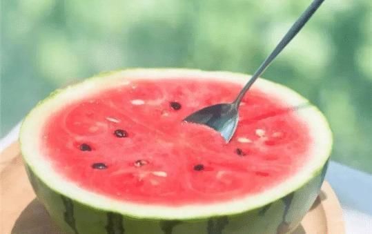 韩国|中国人吃西瓜豪放,韩国人吃西瓜精致,看到迪拜人吃西瓜众人笑了