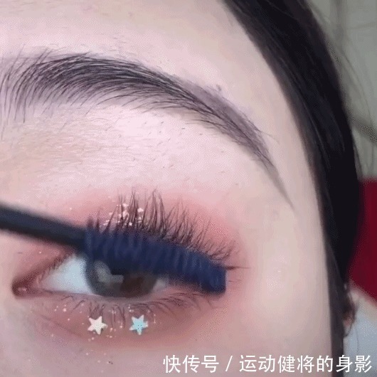 妆感|吉娜真是放开了!大方卸掉假睫毛,看到素颜真容,难怪妆感那么重