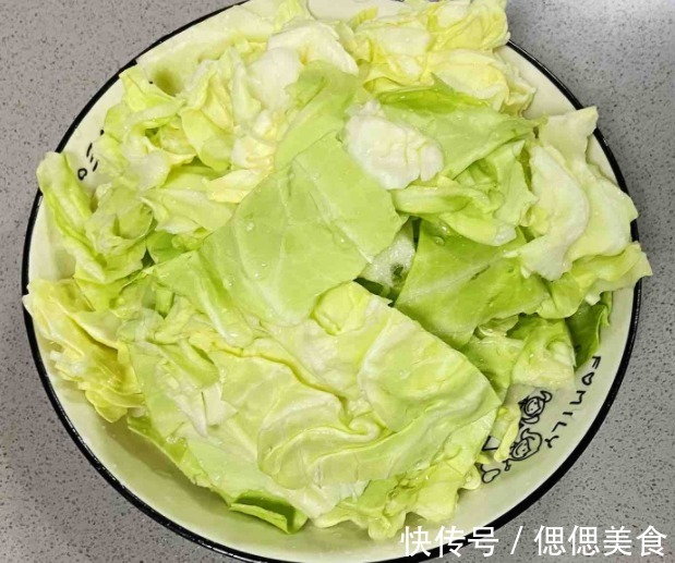 好吃|手撕包菜别直接焯水，这一步很关键，教你正确方法，鲜香爽脆好吃