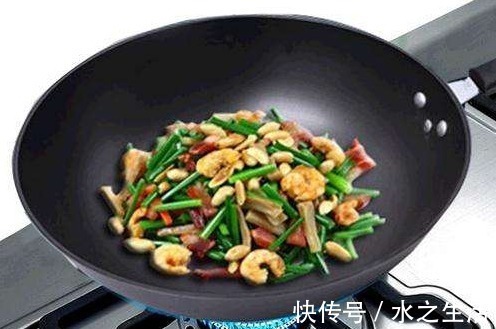 经常2个坏习惯炒菜的人，非常容易患上疾病，告诉家里做饭的