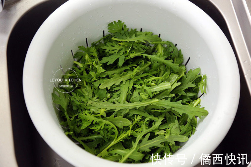 茼蒿叶拌点面粉蒸熟,比炒着吃更香,是菜也是主食,饱腹还不长肉