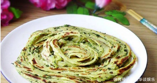 红薯做成这个手抓饼一家人抢着吃,吃了以后就停不下来了,美味又解馋