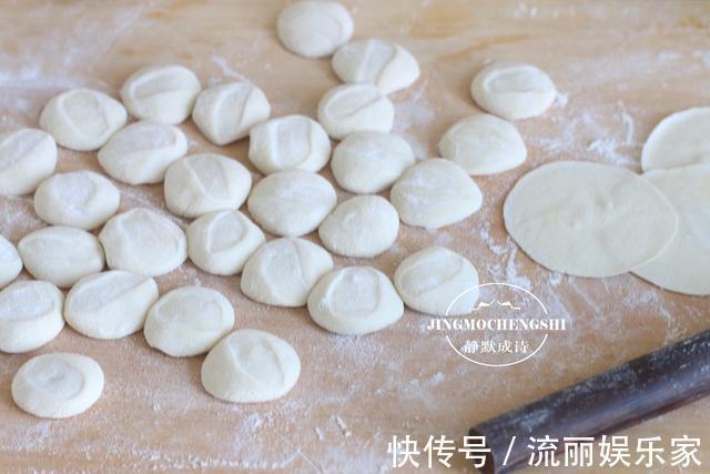 调韭菜馅儿时,只要记住调味顺序,韭菜就不会出水,饺子鲜汁四溢