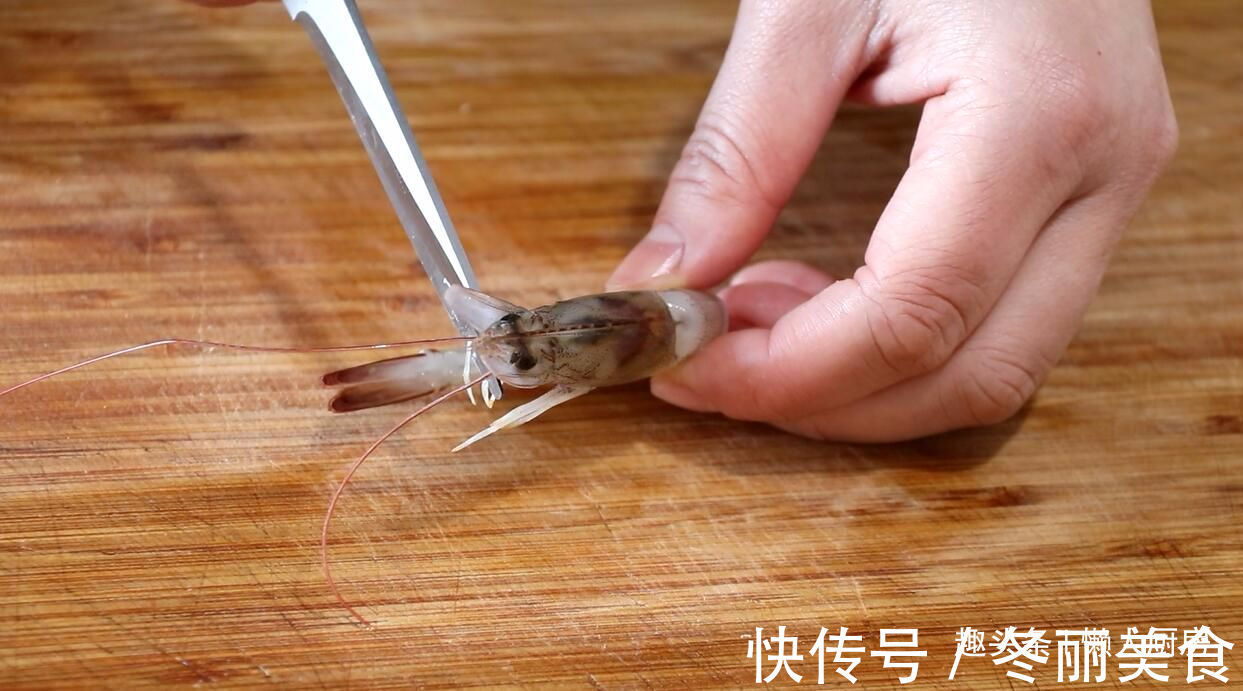 教你大虾超有食欲的做法,外皮酥脆,肉质细嫩,来一盘解馋