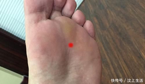 指甲|人老脚先衰,养生先养脚,睡前多按一穴位,长寿跑不了