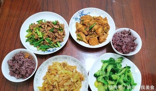 80后夫妻的晚餐,拒绝假精致,营养均衡味道香,烤地瓜味道绝了!