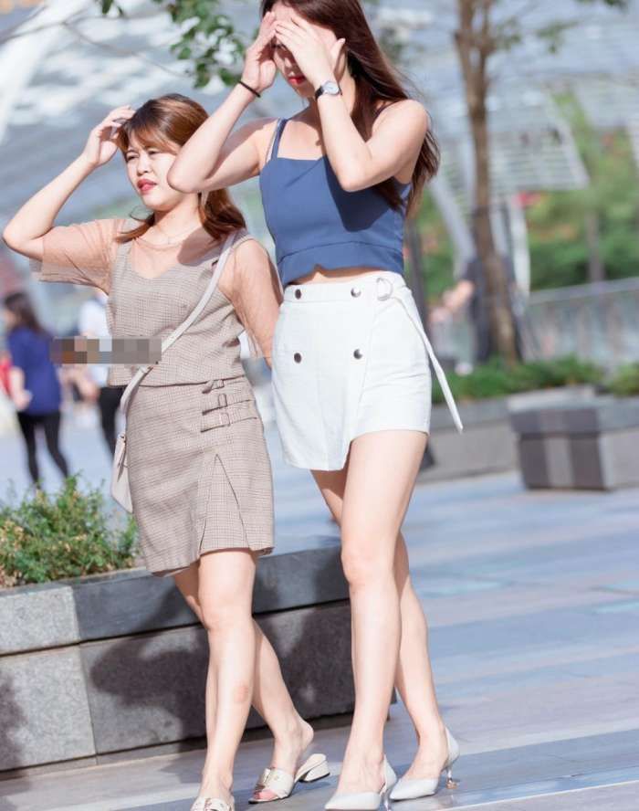  走路|街拍：美女搭配包臀裙，这气质走路带风