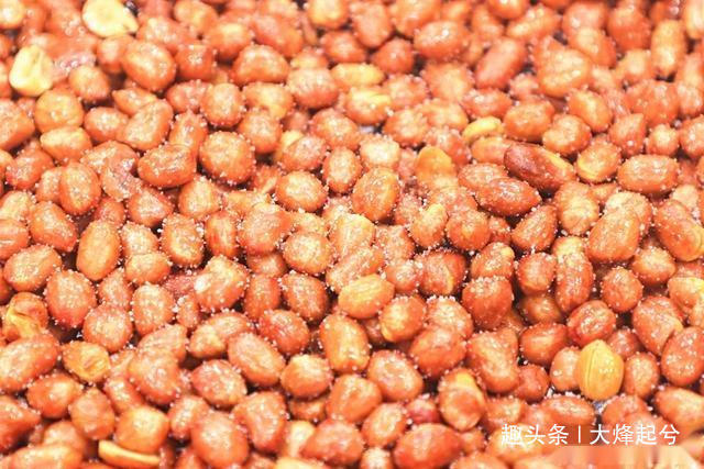 炸好花生米、直接撒盐是错的！饭店常用这1招，花生香脆久放不潮