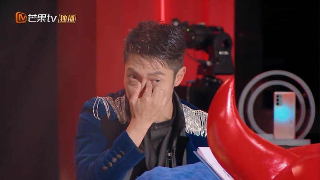 明侦|何炅撒贝宁因名场面泪目,周深孟佳却一脸懵,新老玩家差距明显!