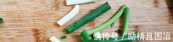 美味佳肴|洋葱和它一起炒着吃, 比肉还香, 比燕窝还养人, 还能清理血管!