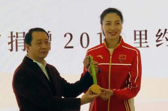 女排|大气!女排最美队长魏秋月捐出金牌,曾是三朝元老,颜值担当