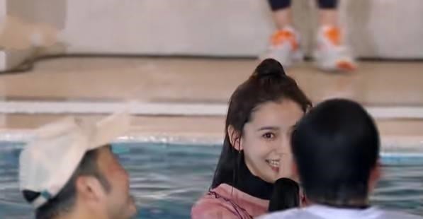 跳水機(jī)|楊穎接受懲罰落入水中,抬起頭時(shí)鼻子突然“變形”伸手救場(chǎng)都晚了