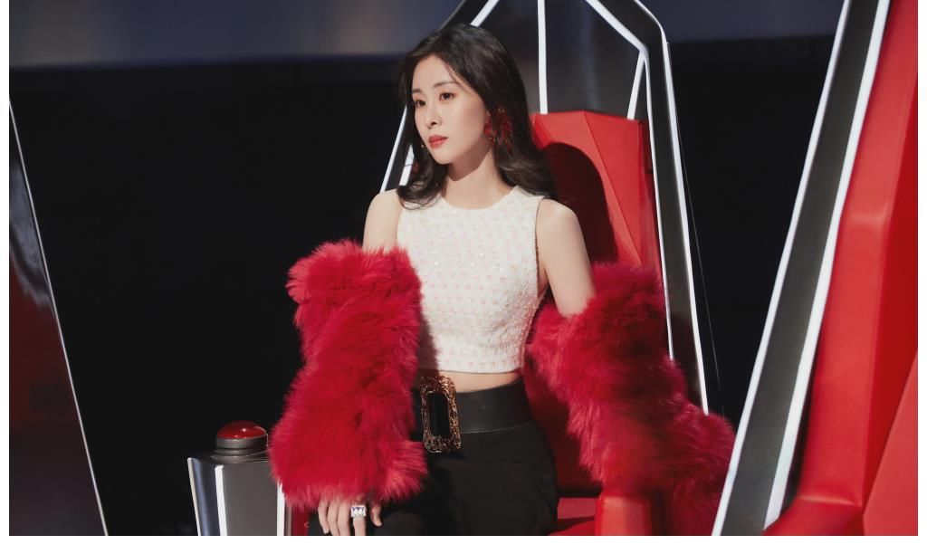 助教|《好声音》导师们个个成熟稳重,助教们却一个个穿成秀场