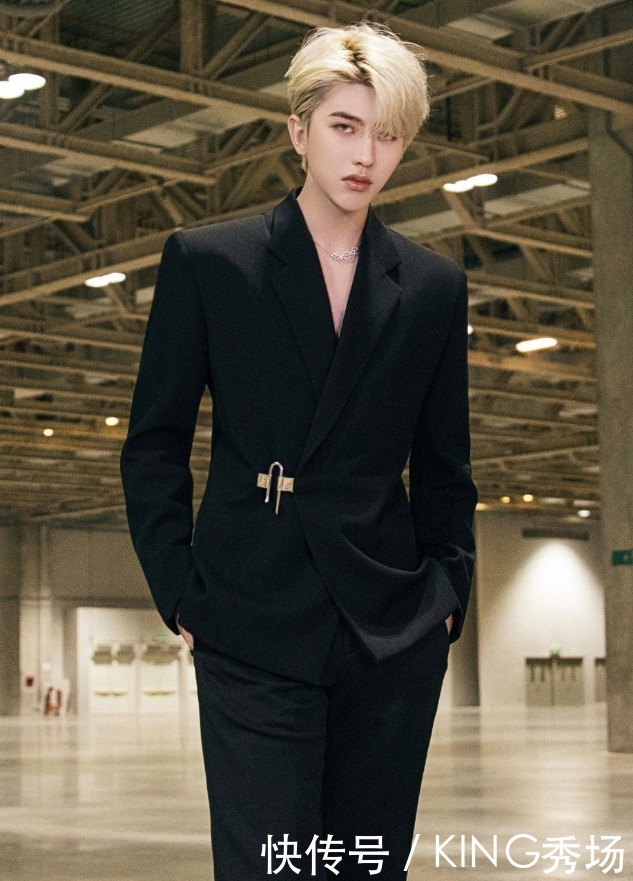 蔡徐坤“脱妆照”被扒,盛世颜值消失不见,看起来太真实