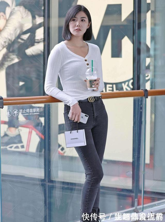 大下摆 纯白打底衫搭灰色牛仔打底裤,有些小性感的轻熟风,日常通勤穿搭