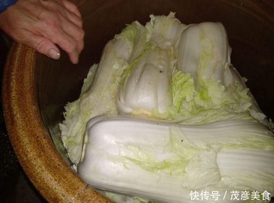 东北婆婆教我腌酸菜,不加一勺盐,只需这样做,酸菜脆嫩爽口!