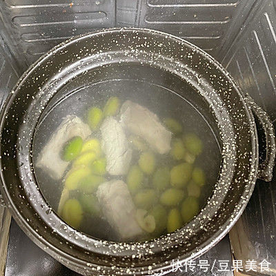 广东靓汤—秋季润肺青橄榄排骨汤