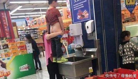 保洁员|男孩在洗手池撒尿,奶奶声称“尿是干净的”,保洁员的回怼真解气