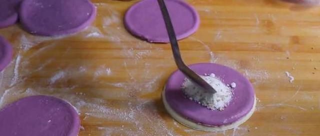 糖三角是一种传统小吃,包上自己喜欢吃的馅料,早餐就吃它