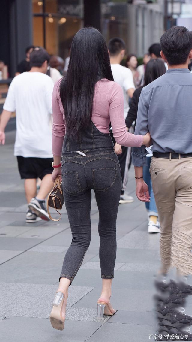 时尚穿搭背带牛仔连体裤搭配透明凉鞋