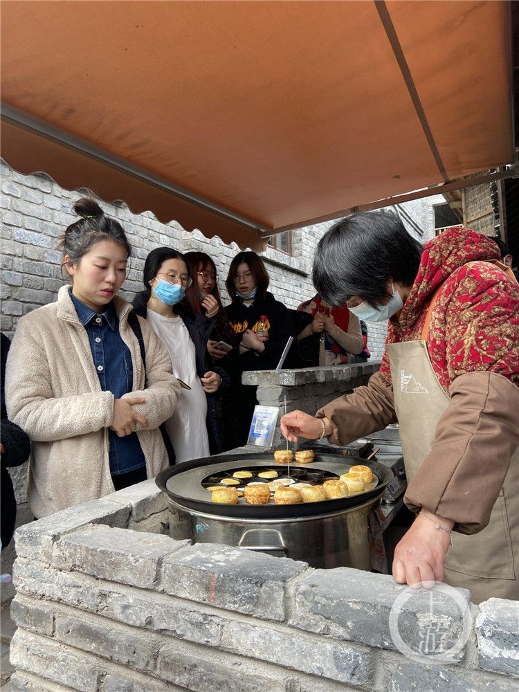 “以前厌倦了爬坡上坎，现在来享受爬坡上坎！”就地过年，重庆旅游市场有了新变化