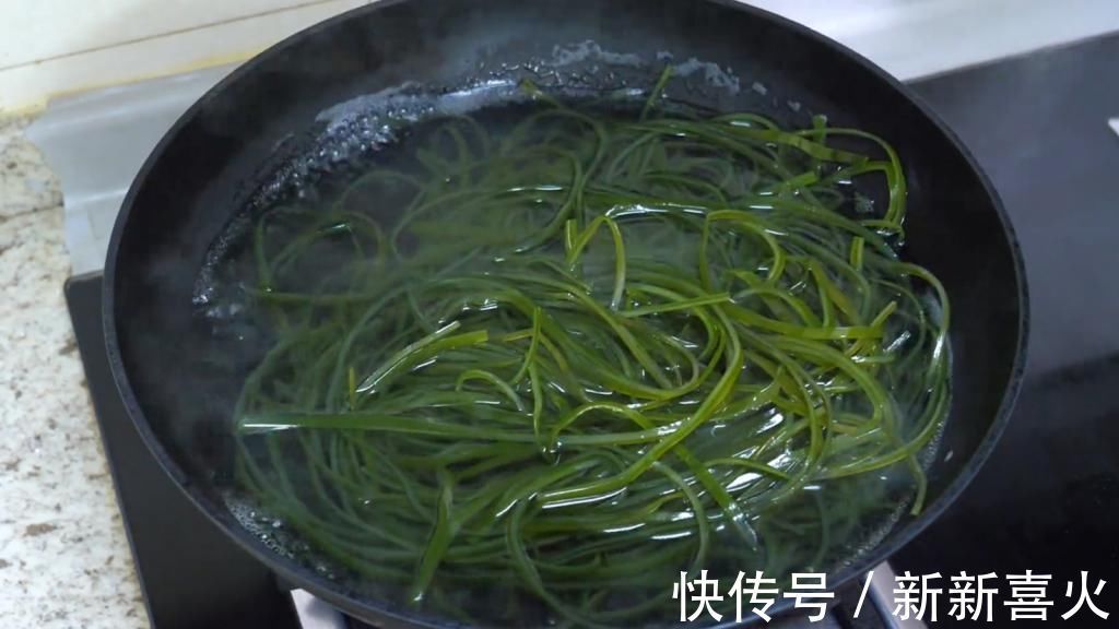 难怪饭店凉拌海带丝那么好吃，原来是这个窍门，简单易学爽口好吃一点也不腥
