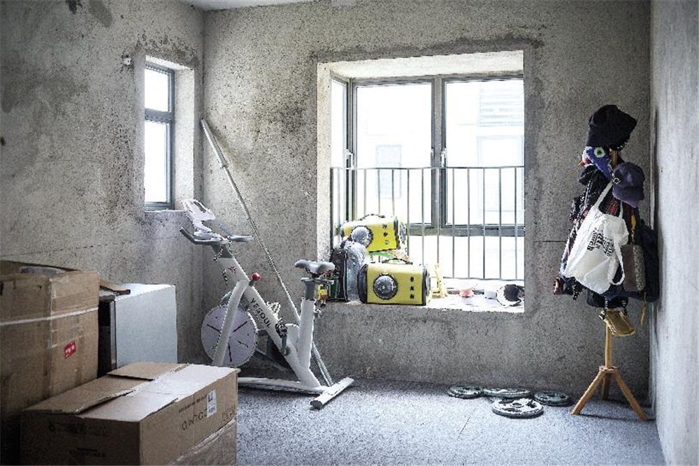 住进|90后小伙买下毛坯房,不装修直接住,网友:确实是牛啊