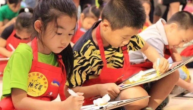 父母|孩子的奖状贴满家里墙壁，父母却高兴不起来，网友这谁能高兴