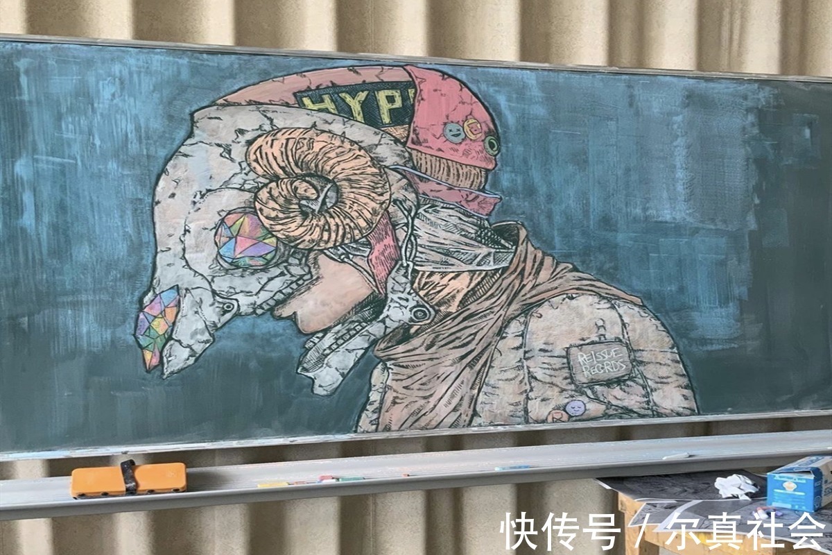 黑板#别人家的美术老师，黑板素描画出了二次元的感觉，还以为穿越了