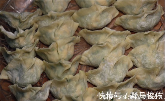 这才是正确的“包饺子”手法，对折再一挤，轻松做出大肚水饺！