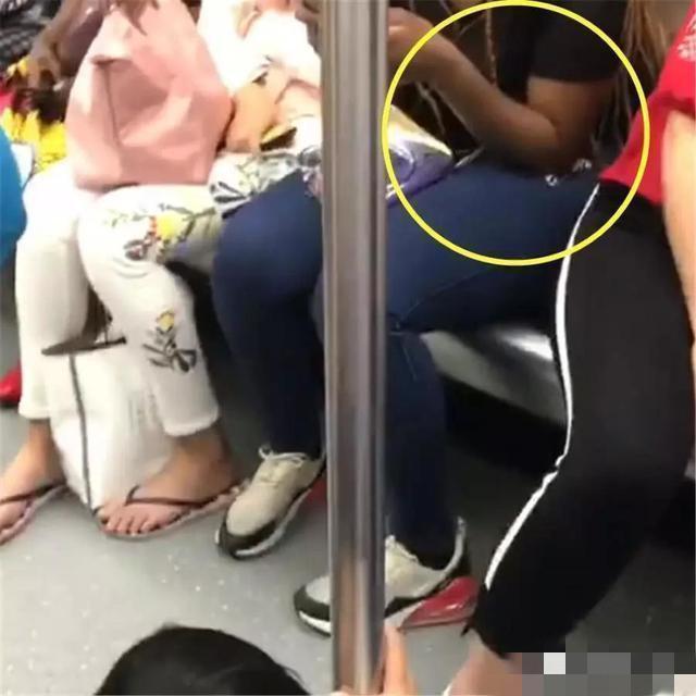 好奇心|地铁上，3岁宝宝盯着一个人看了20分钟，妈妈转头一看笑喷了