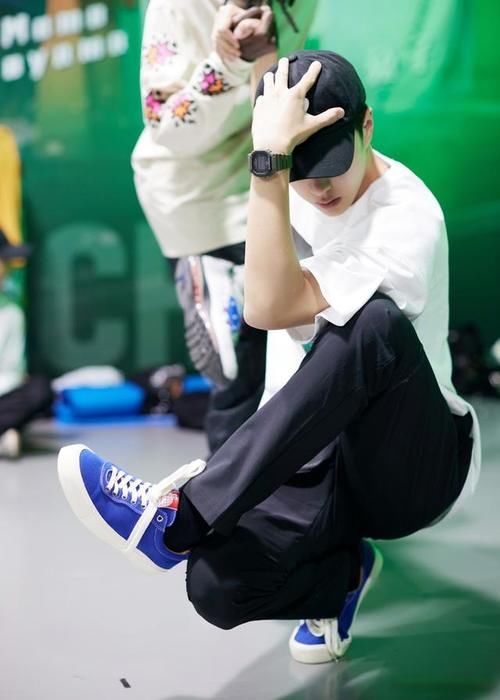 一起火锅吧|王一博:《一起火锅吧》改时间了,调整到每周日晚8点播出啦!