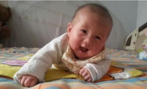 母亲|看到一月未见的妈妈后,萌娃秒变“表情包”,孩子认母有规律可循