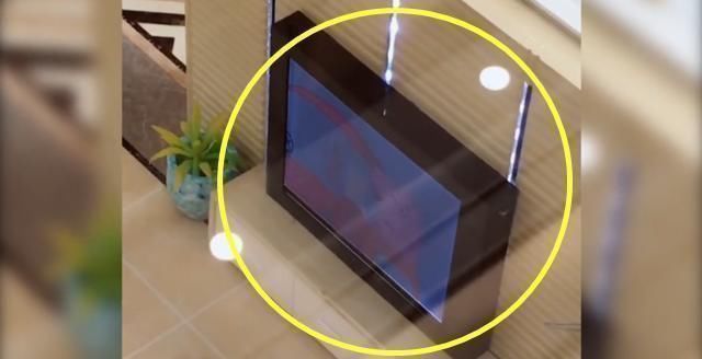 动画片|萌娃趴在售楼模型面前一动不动,宝妈走进一看无法淡定视力真好