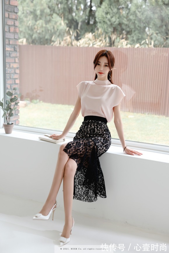 蜜粉|女神孙允珠高清时尚搭配:蜜粉萤火丝光亮彩卷绣包臀裙