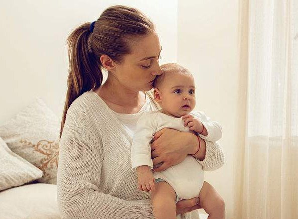 不良习惯|伤害宝宝脊椎的3大不良习惯 爸妈要认真看看