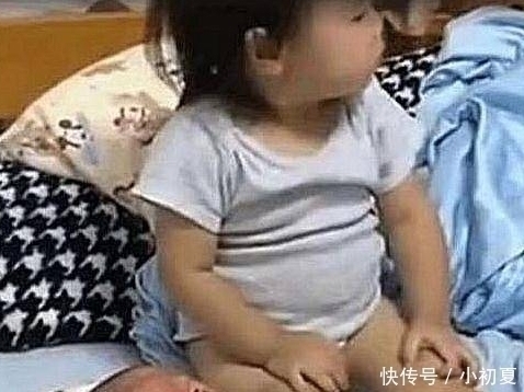 泪目|3岁姐姐被4个月弟弟吵醒,见妈妈不在,随后姐姐的做法让人泪目