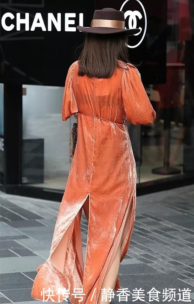 时尚|街拍:时尚也阳光,图5美女穿搭T恤配健身裤,健康的运动活力!