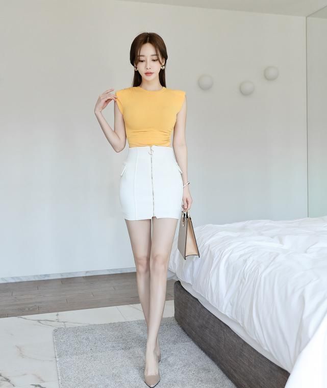 蛋黄色|孙允珠时尚穿搭蛋黄色薄纱短袖+白色修身裙,时尚优雅凸显气质