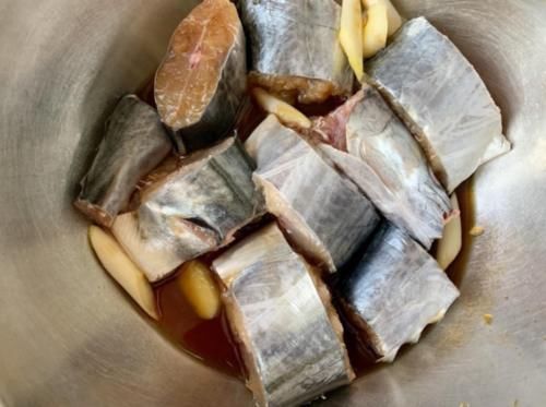 酱油|炖鱼时,不用酱油不用醋去腥,学会这一招,鱼肉鲜嫩,没一点腥味