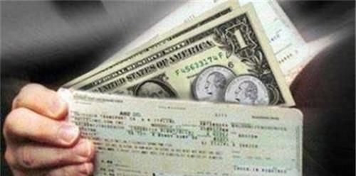 他花25万买张无限次机票,被航空公司笑20年,算完账才知他多高明