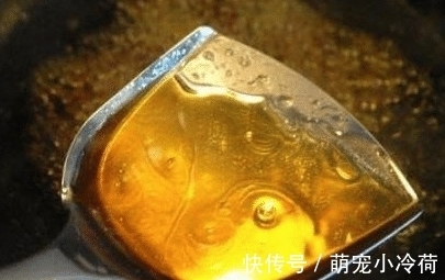 白砂糖|炒糖色时，应该放油还是放水？很多人都做错 ，难怪肉发苦发焦！