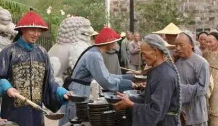 白粥|和珅去救济灾民,为何往白粥里面放沙子?其中暗藏大智慧