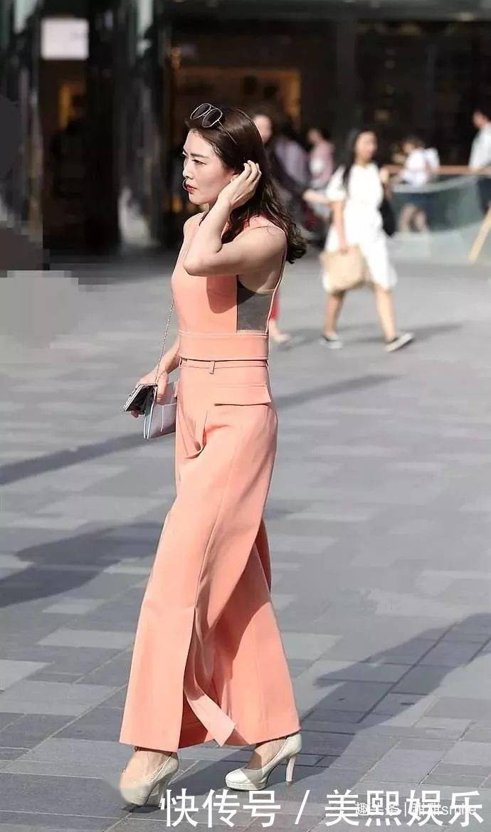 白色|美女脚上一双小小防水台的白色高跟鞋,让她的姿态显得更加的迷人