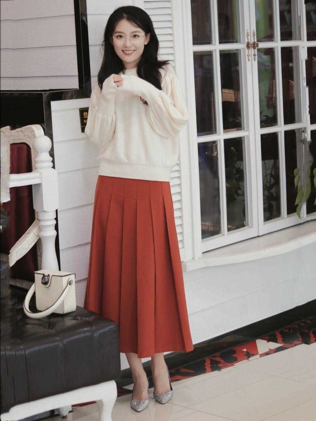 纯色 秋天,“毛衣”这样穿保暖又洋气,时髦百搭,普通女生也能借鉴