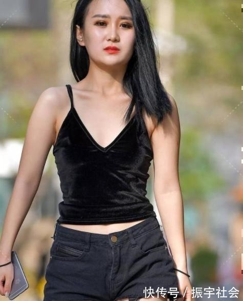 中筒靴 黑色紧吊带搭配黑色短宽松牛仔打底裤,简洁利落,更具时尚感!