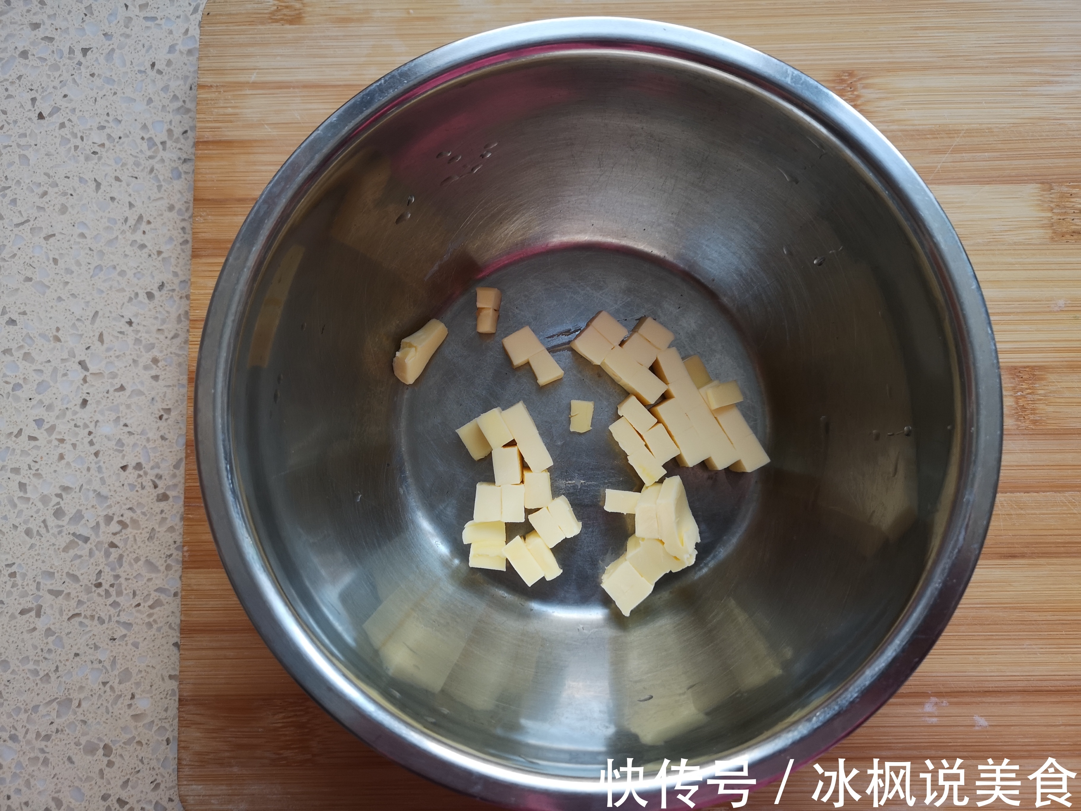 每一次做都不够吃的南瓜派，奶香浓郁，比蛋挞还好吃