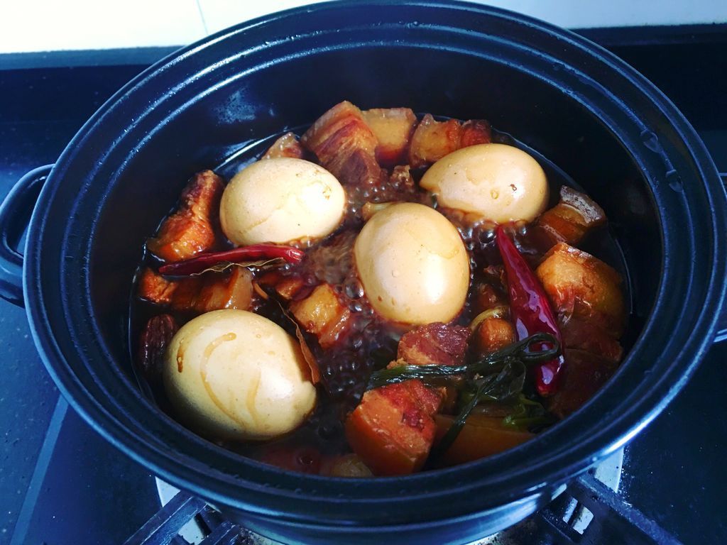 五花肉往锅里面一扔，色泽红润肥而不腻，吃起来真过瘾